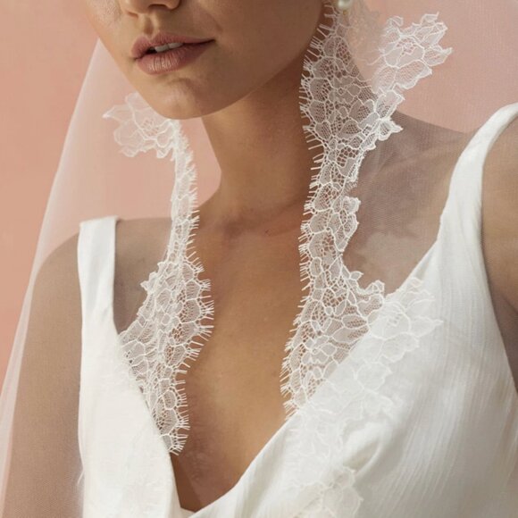 MadameTulle CELINE I Lace Mantilla Veil - Picture 2 of 7